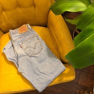 Light Wash Levi’s Jeans